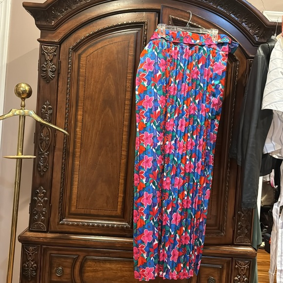 Brand New NY & Company Multi-Colored Flowered Pants, Size XL, NWT - Picture 2 of 2